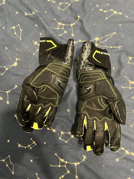 Costum moto piele Macna Voltage si manusi Macna Track R