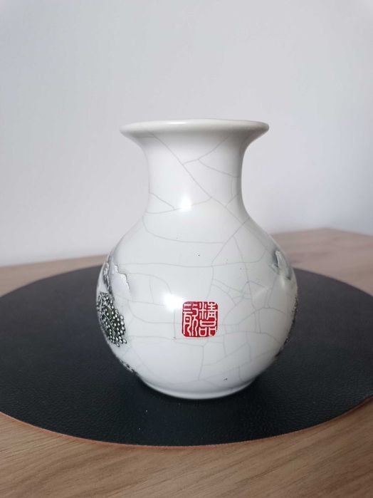 Китайска порцеланова ваза с пукаща глазура с ръчно рисувана