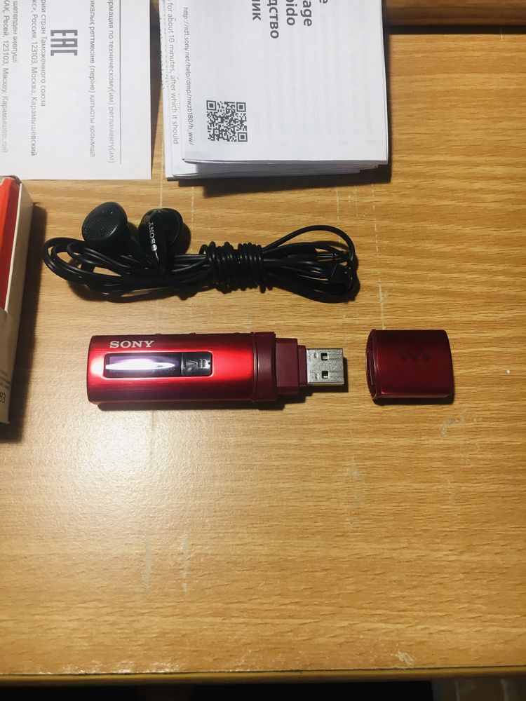 Легендарный фирменный оригинал мини-плеер SONY WALKMAN 2шт наушниками
