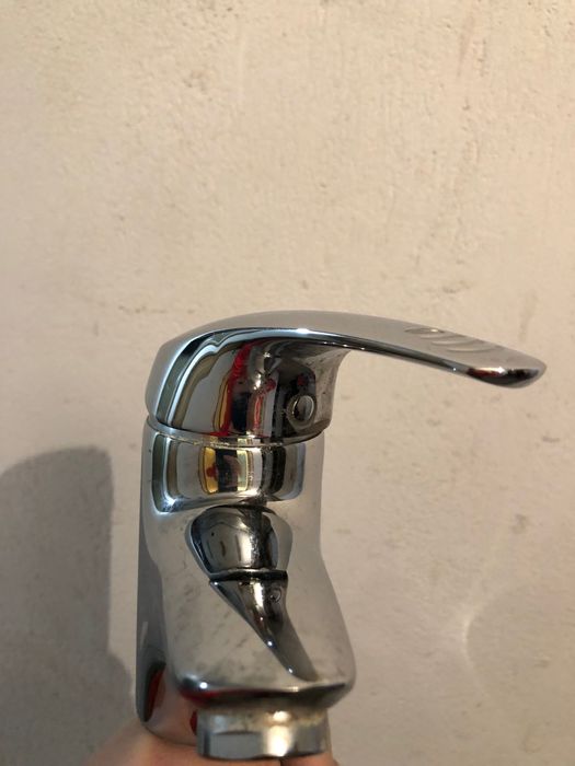Продавам смесител за мивка за баня