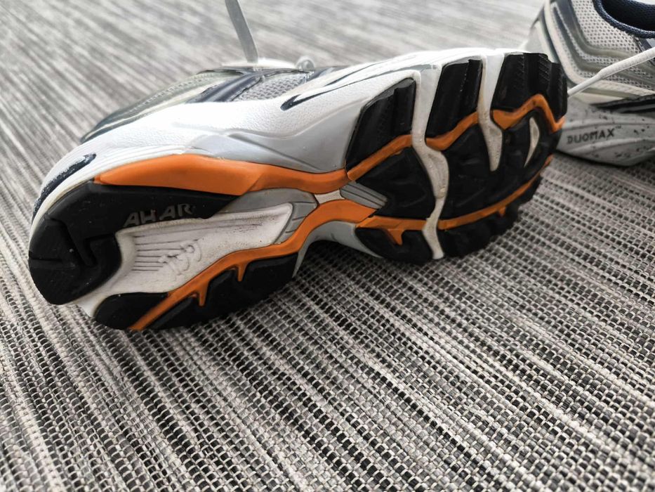 Asics

Спортни обувки