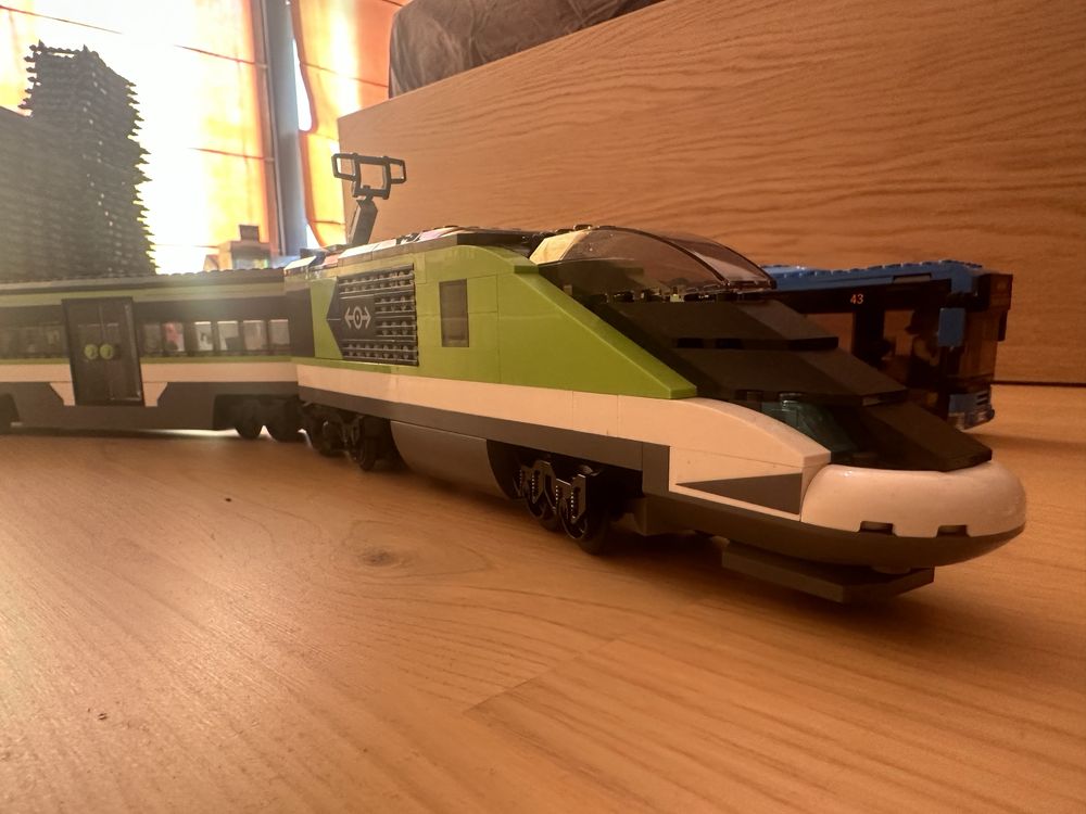 Vând set tren lego cu gară si accesorii