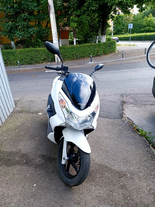 Scooter Honda PCX 125cm - 2 locuri , Top Case , 9 kw , categoria A, B
