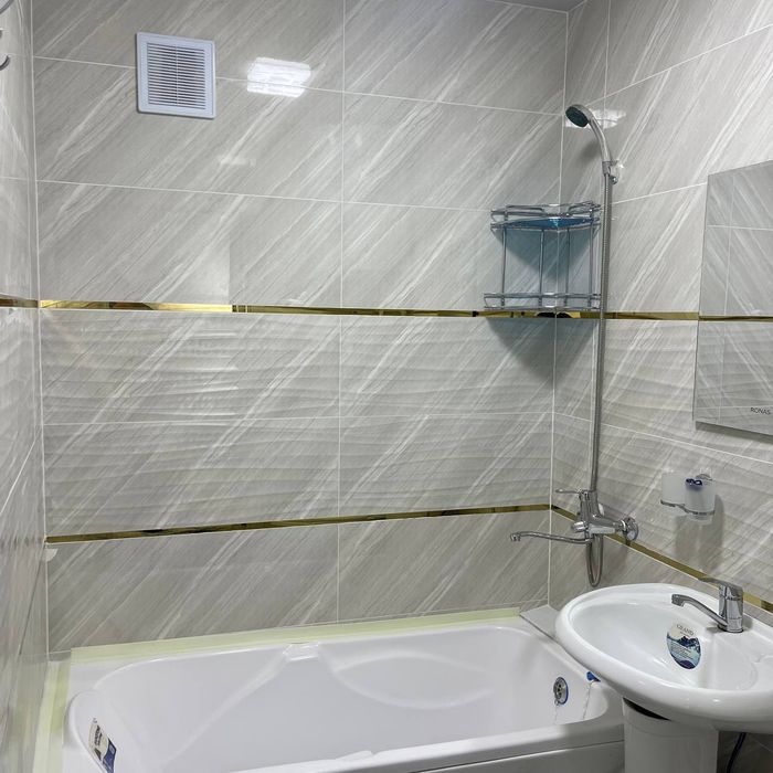 Buyuk ipak yo'li metrosi oldida