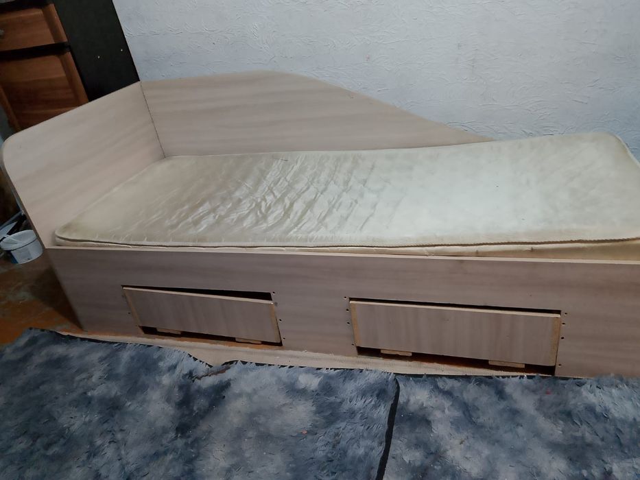 Продам кровать с матрасом