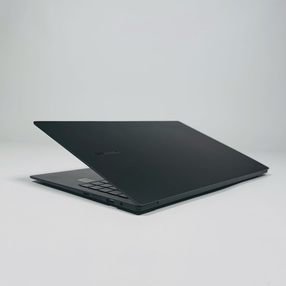Samsung Galaxy Book 2 Pro 5G/15,6” AMOLED/i5-1240p/8GB LPDDR5/Iris Xe