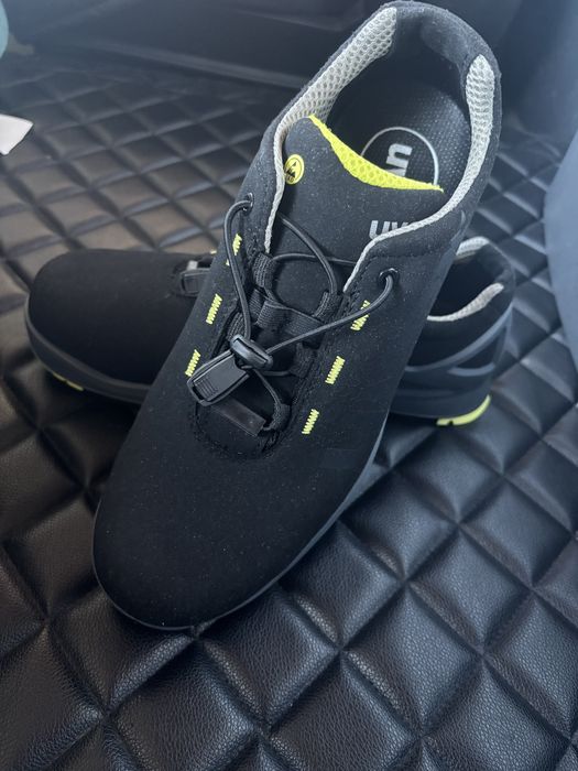 Bocanci UVEX marimea 43