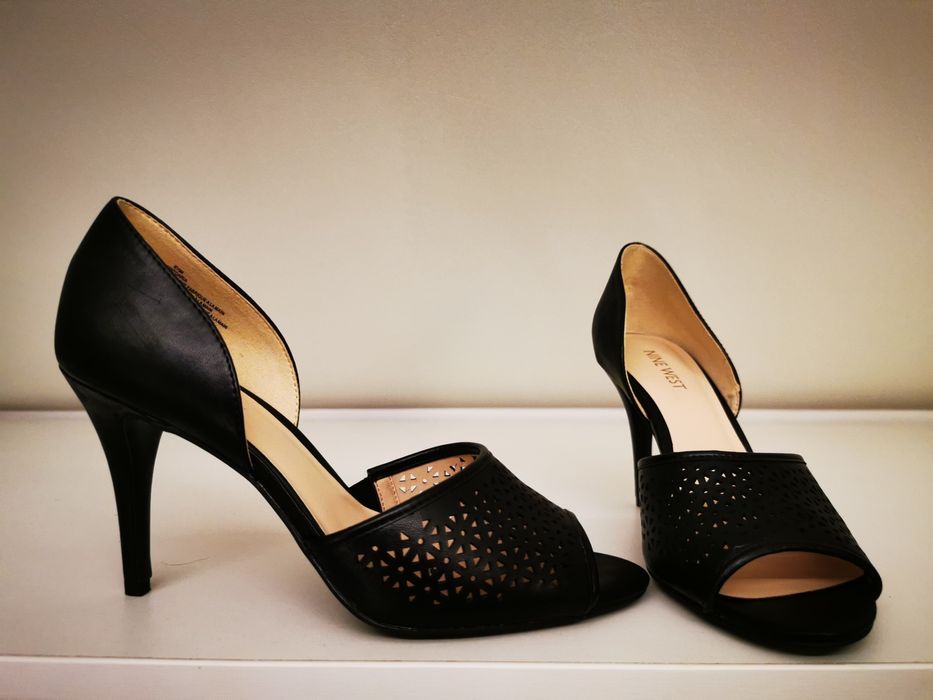 Vând sandale noi Nine West