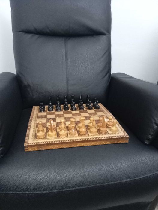 Шах с дървени фигури
