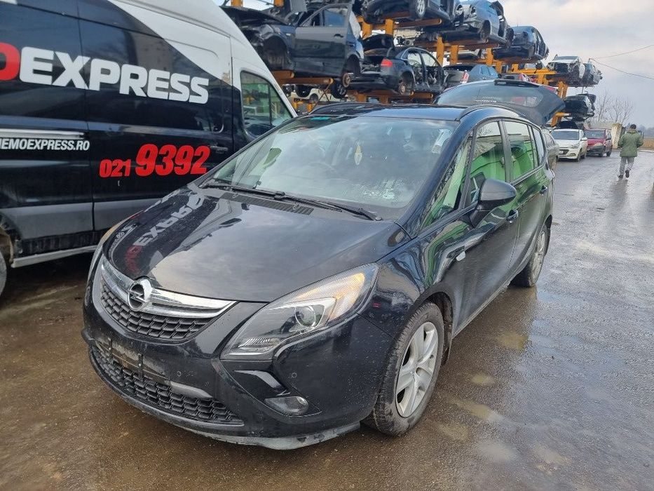Dezmembrez Opel Zafira C 2015 motor 2.0cdti  136cp cod A20DT usa portiera stanga dreapta fata spate bara capota far trager stop 7 locuri scaune navigatie dezmembrari