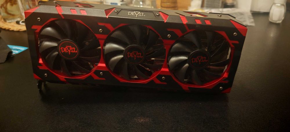 Продавам Видео Карта AMD Radeon RX Vega 56 8GB HBM2 2048bit Неработеща