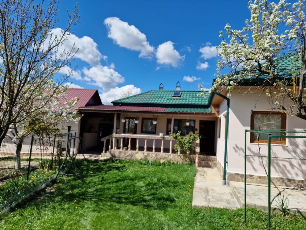 Casa renovata 2021 - 110mp si 900mp curte, canalizare, sosea asfaltata