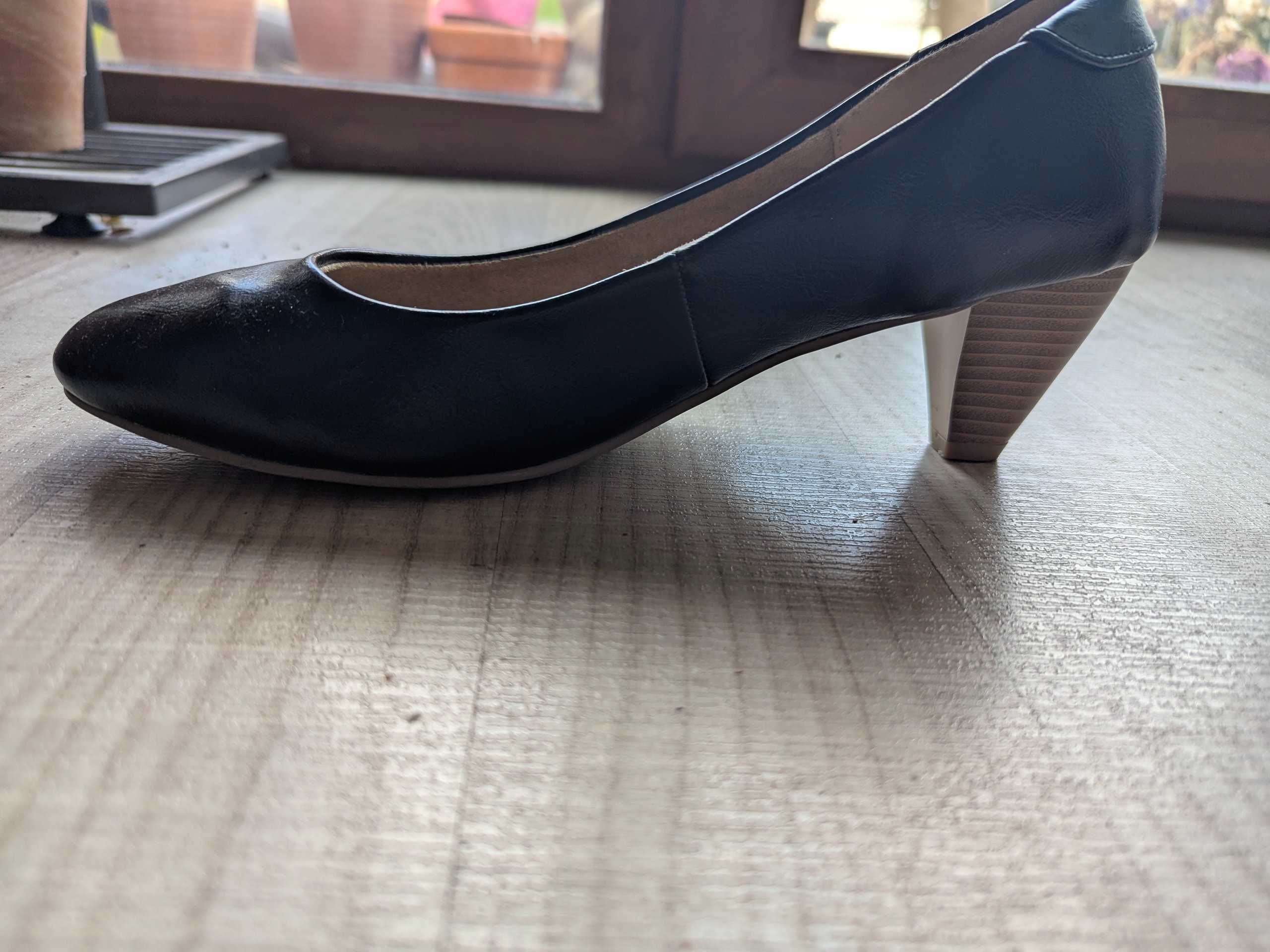 Pantofi cu toc mic