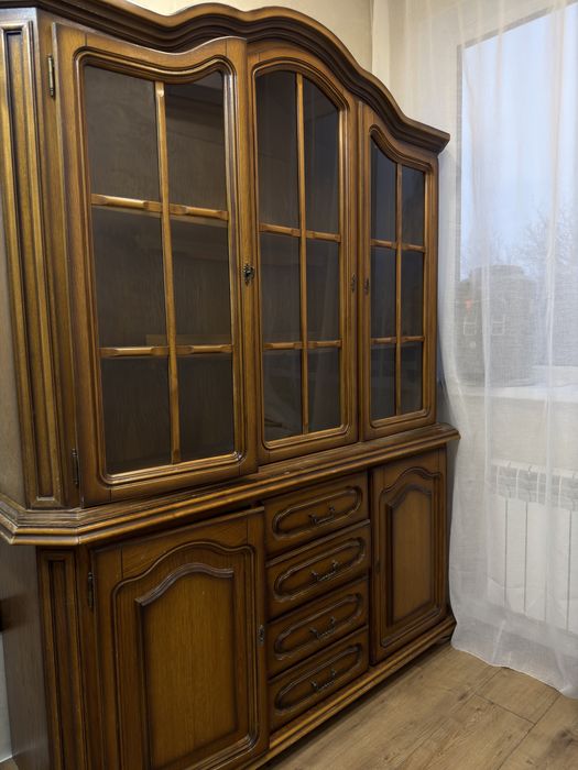 Дубовый винтажный сервант из натурального дуба