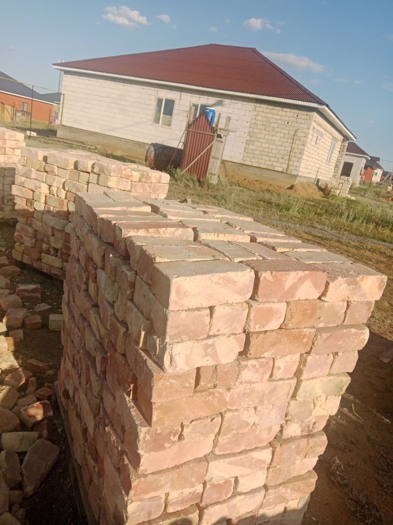 Красные кирпичи 50тг