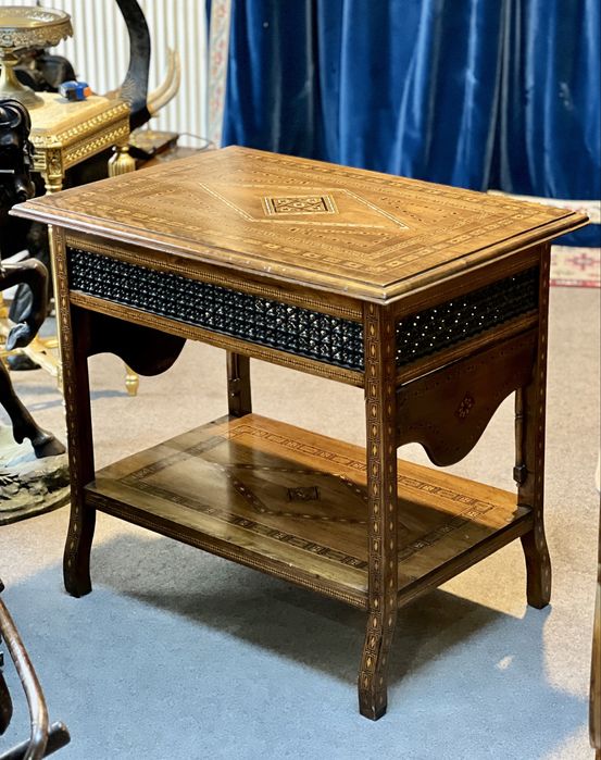 Masă veche din lemn masiv, cu intarsii și sculpturi fine