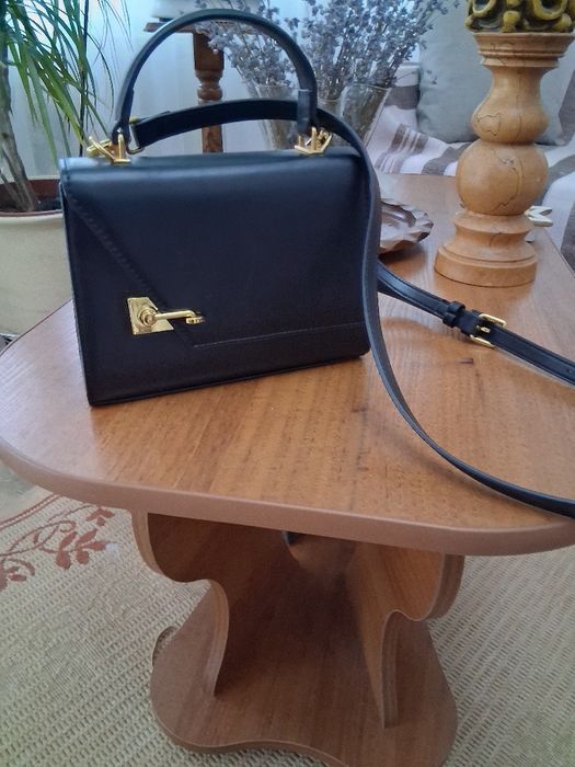 Vând poșetă  neagră foarte eleganta mai multe detalii sunați.