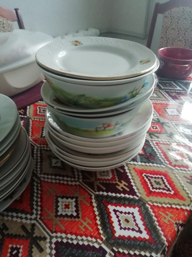 Продам тарелки столовые