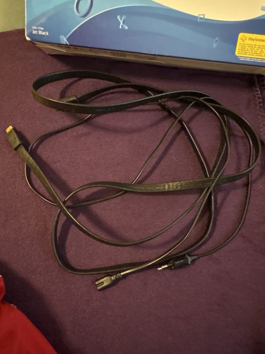 Ps4,7 jocuri, cablu HDMI,cablu de alimentare,2 manete