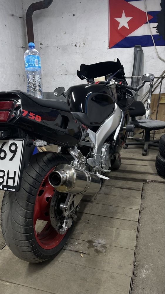 Продам мотоцикл Yamaha 750 кубовый.