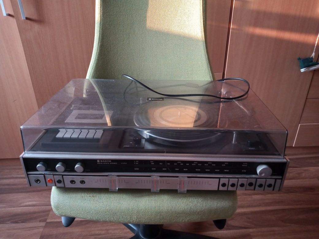 Vând statie Sanyo solid state 4x30w
