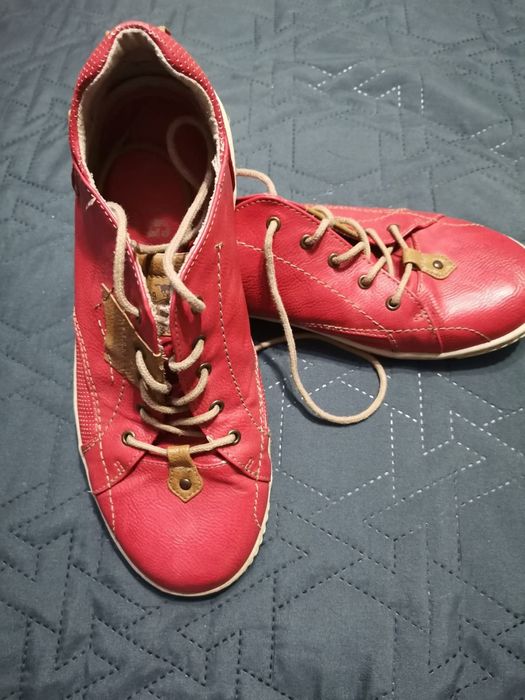 Оригинални обувки  "MUSTANG"
39 номер, отвътре с лека за