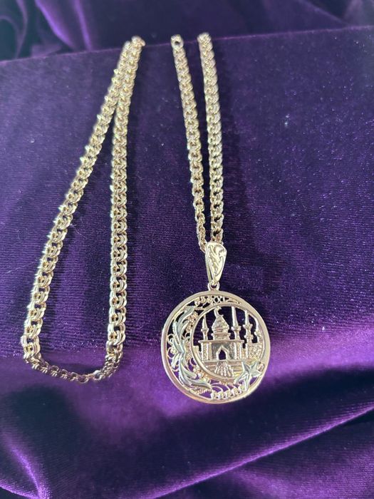 Золотая цепочка с кулоном