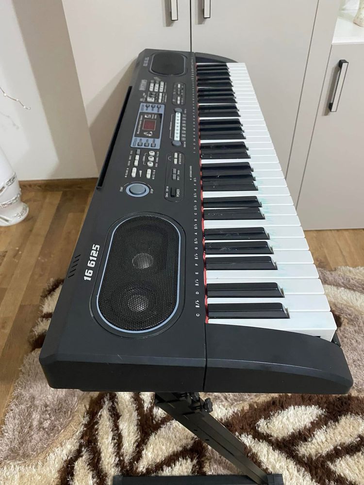Orga electrica Bontempi 16-6125 in stare buna