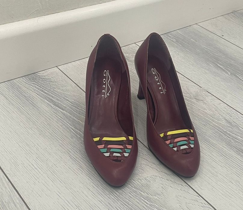 Продается кожаные туфли в отличном состоянии, размер 34, бордовый цвет