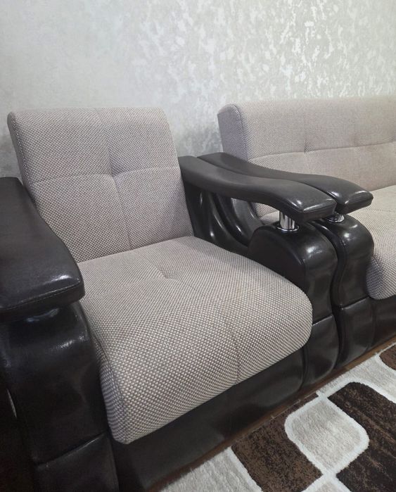 **Продаю диван, два кресла и палас!**

Состояние мебели *хорошее*.
Пал