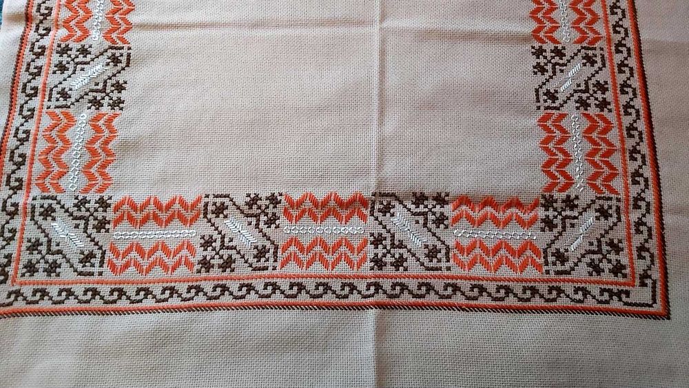 Ръчно бродирана покривка за маса (България, 60-те г)