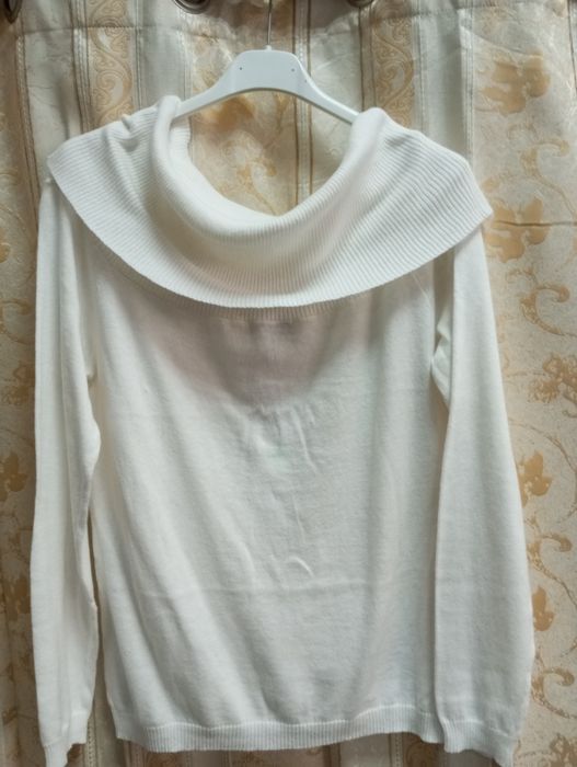 Дамски пуловери с голи рамене.