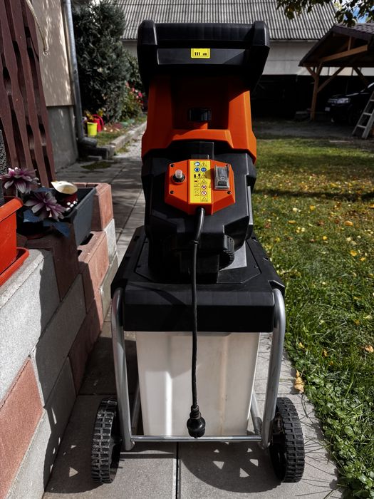 Tocator crengi si resturi vegetale electric (Villager)