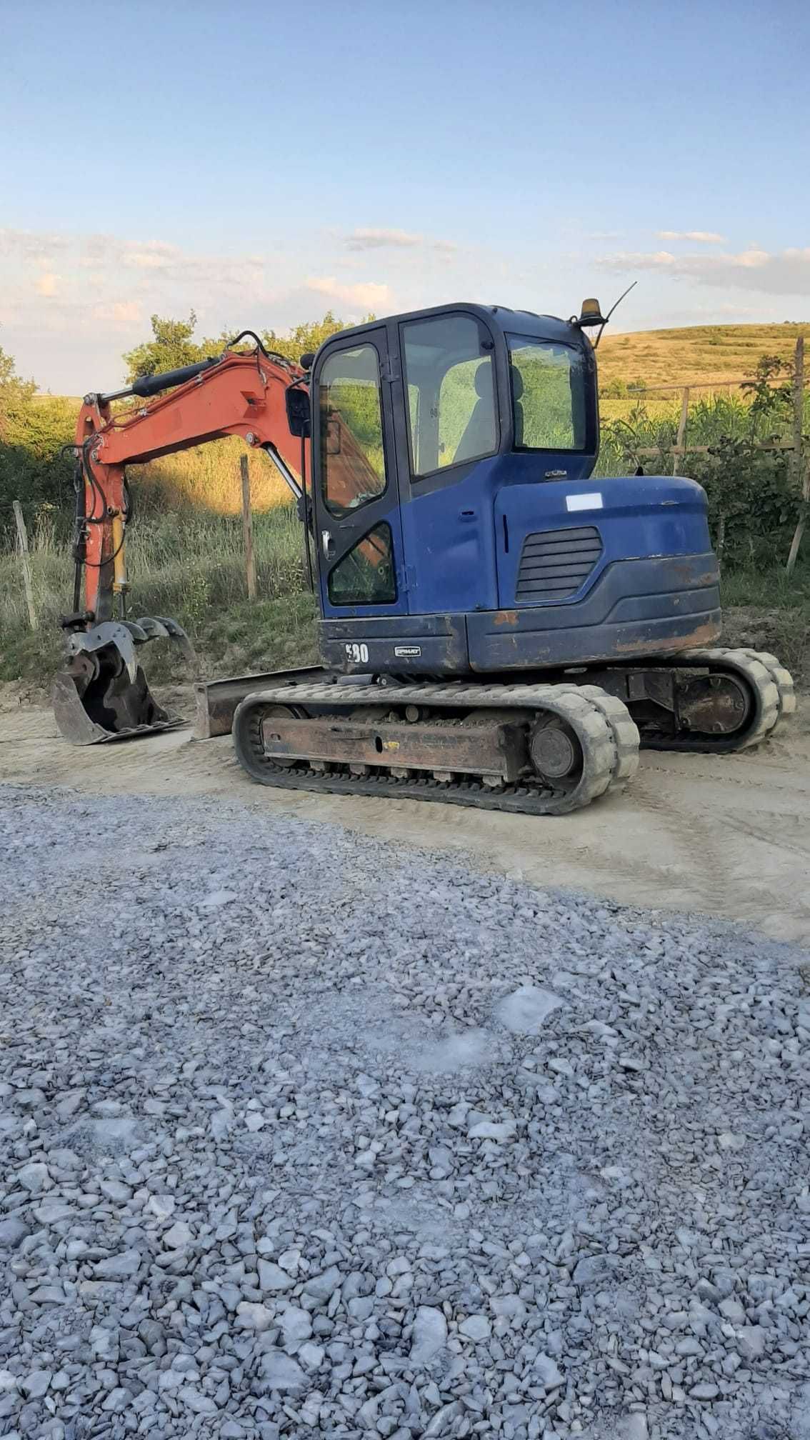 Inchiriez Mini excavator 8.5 Tone