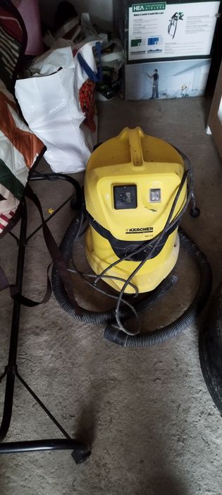 Aspirator galben cu priză