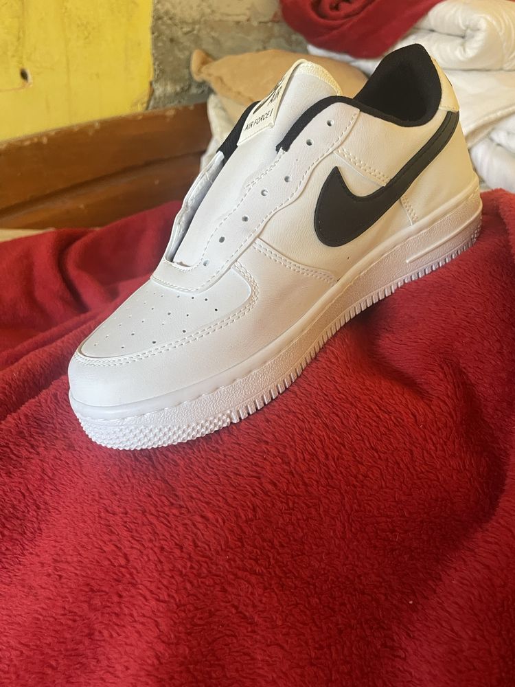 Vand adidasi angro sau la bucata nike