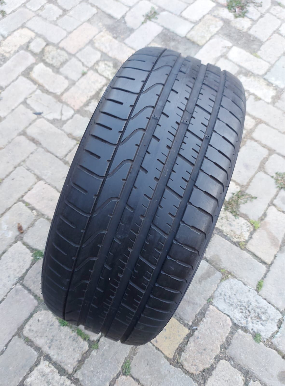 O bucată 285/40 R22 vară - una Pirelli