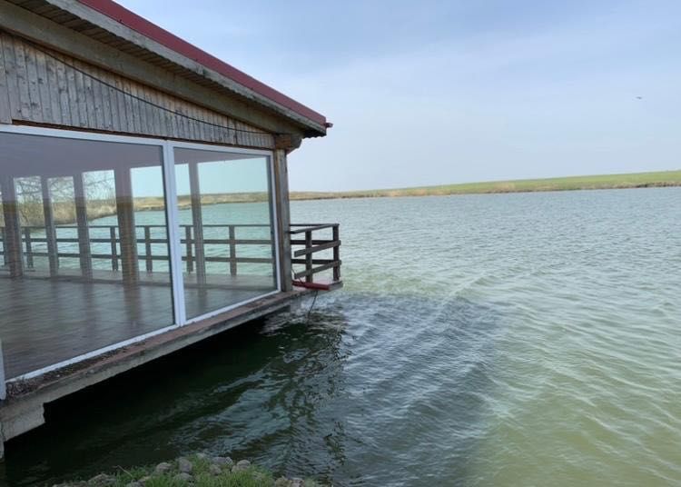 Pensiune si balta de vanzare