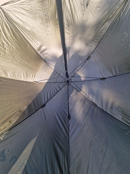 Vând umbrela  pescuit caperlan( 200cm)