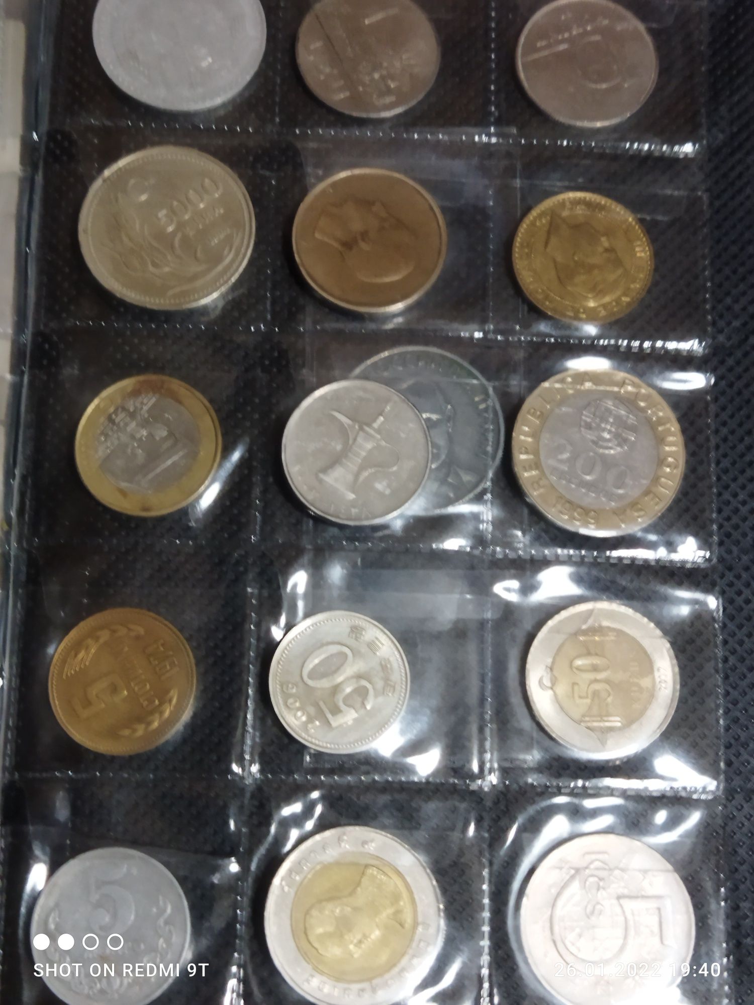 Много монет и мелочи монеты