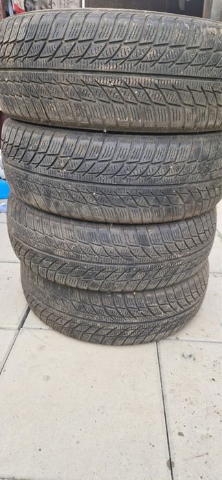 Vand 4 cauciucuri 400 lei