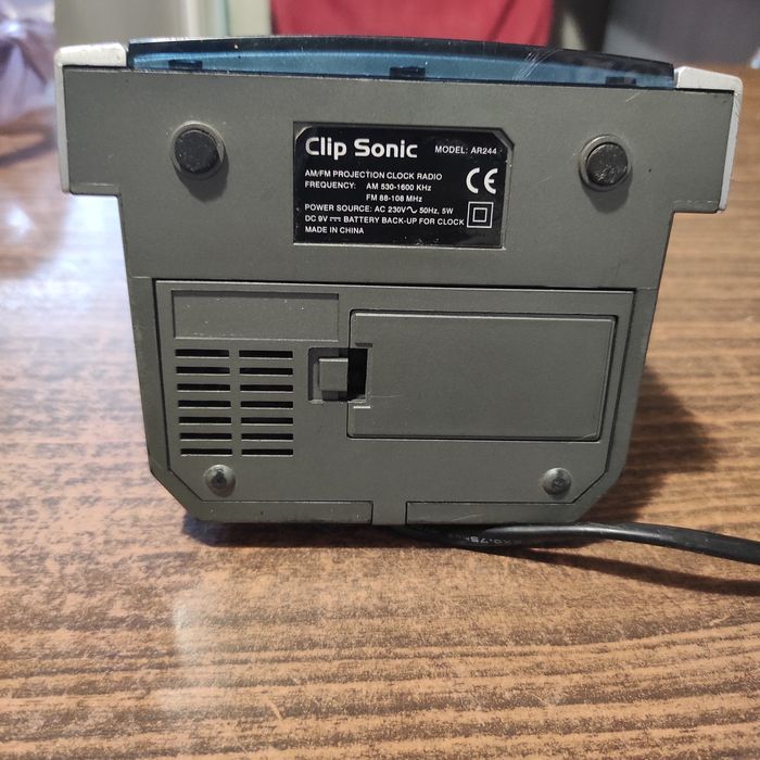 Aparat radio cu ceas