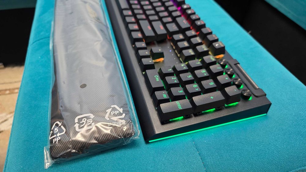 Vand tastatura Razer Blackwidow V4 Pro - aproape noua!