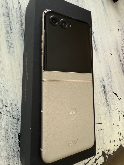 Motorola Razr 50 с гаранция