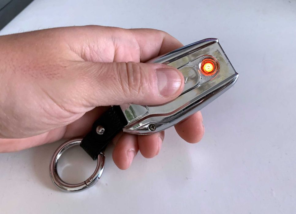 Brichetă electronică BMW cu logo iluminat LED și breloc USB