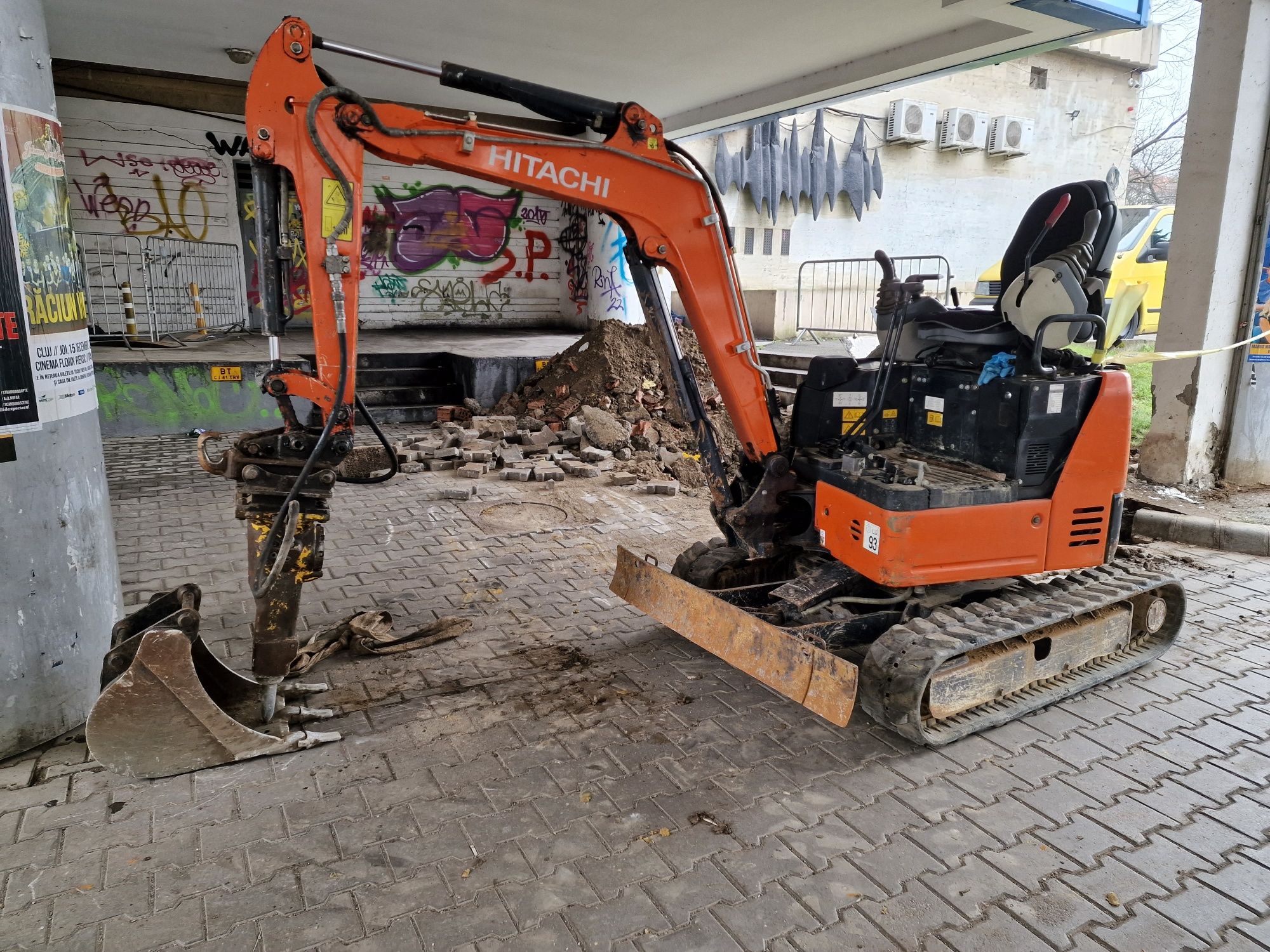 Inchiriez cilindru compactor,  miniexcavator ,dumper