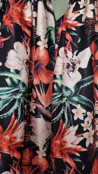 Fusta cu buzunare, material satinat, marimea S/M, nouă