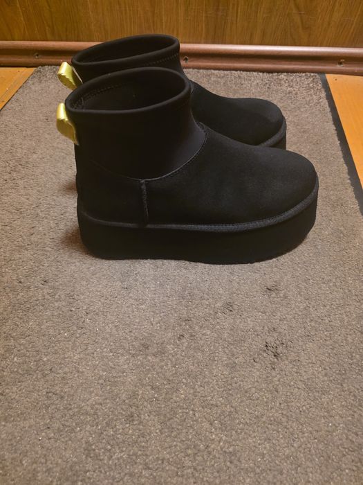 Vând Botine UGG  din piele
