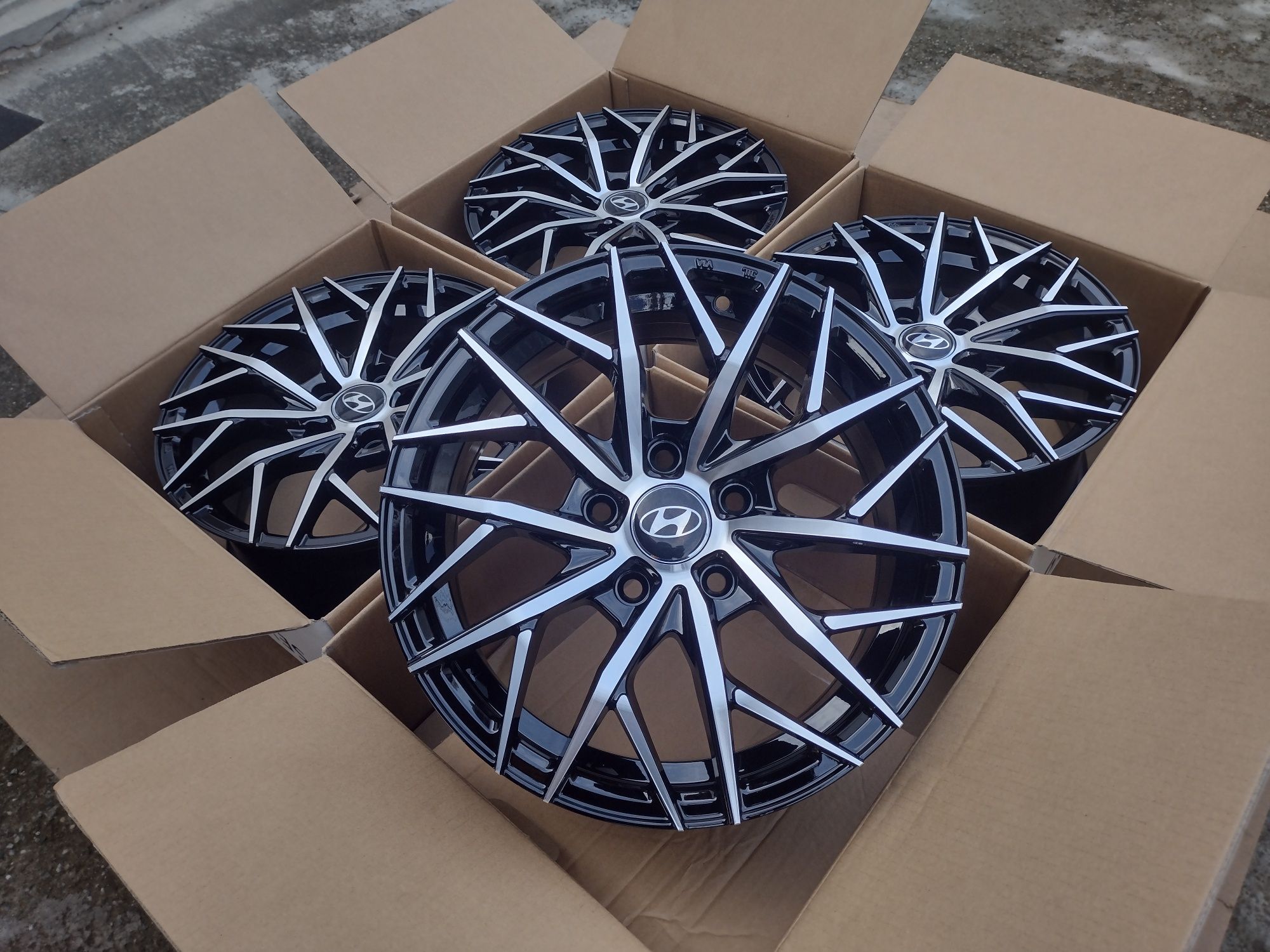 Jante Hyundai pe R16 Noi - Bicolore cu 5 x 114.3 R16 Negru Crom