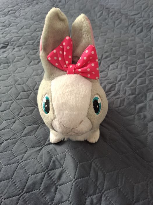 Jucărie interactiva de pluș Iepurașul Betsy